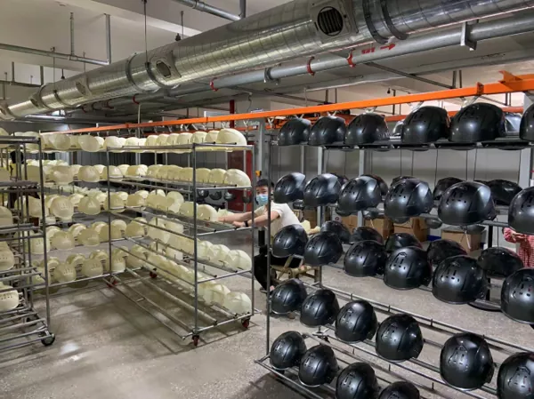 Nasza fabryka kasków modernizuje linię produkcyjną, aby zwiększyć możliwości dostosowywania OEM